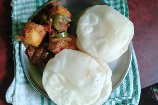 6 Luchi With Aloo Dum [5 Pieces]