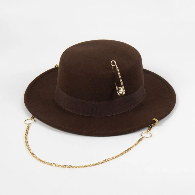 Flacher Filzhut für Damen mit Pin, Kette und Dekoration. Stilvoller Kopfschutz, perfekt für sonnige Tage und besondere Anlässe.