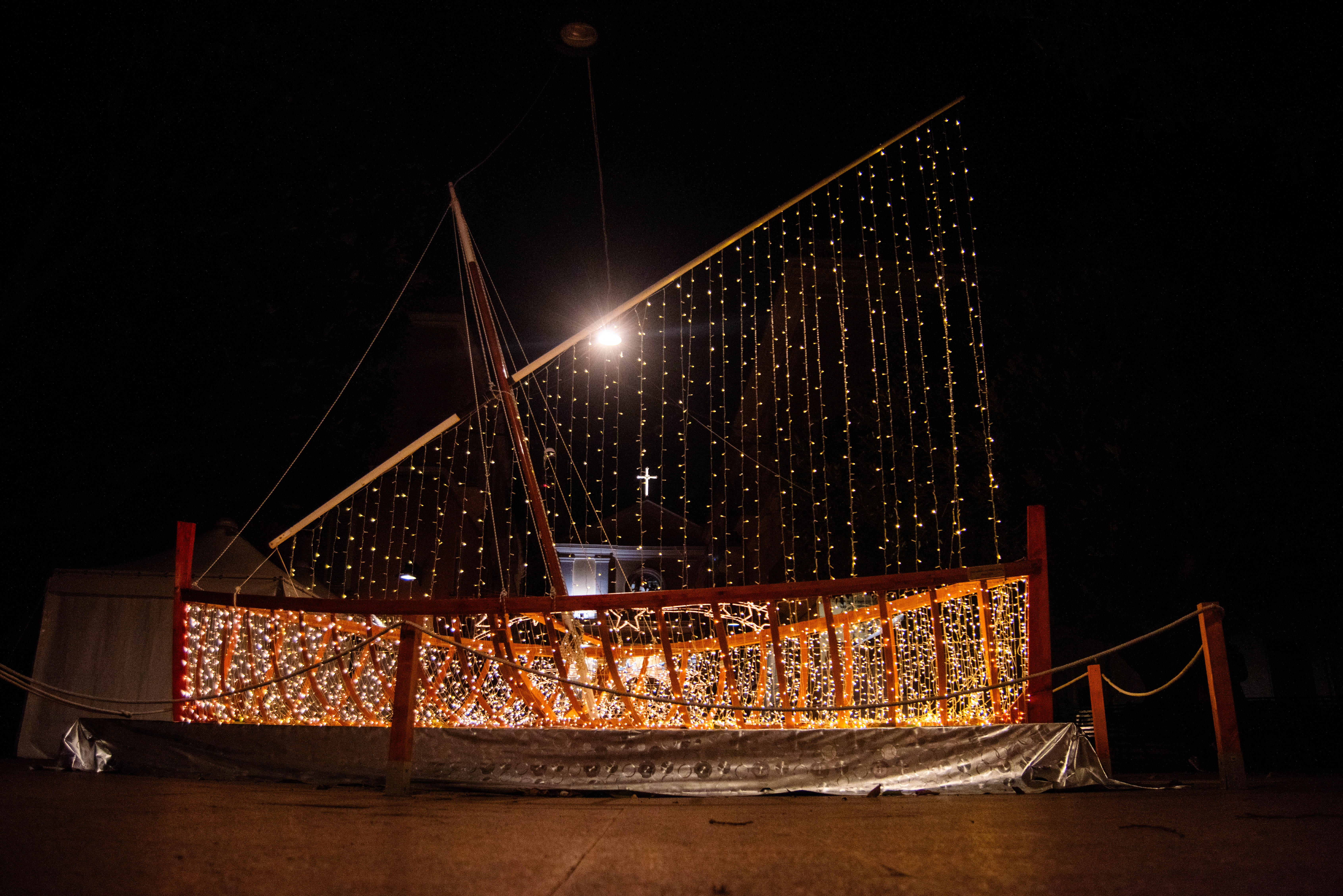 Una barca a vela latina illuminata di Delia Chiappe