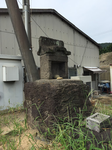 神谷 新池近くの石祠