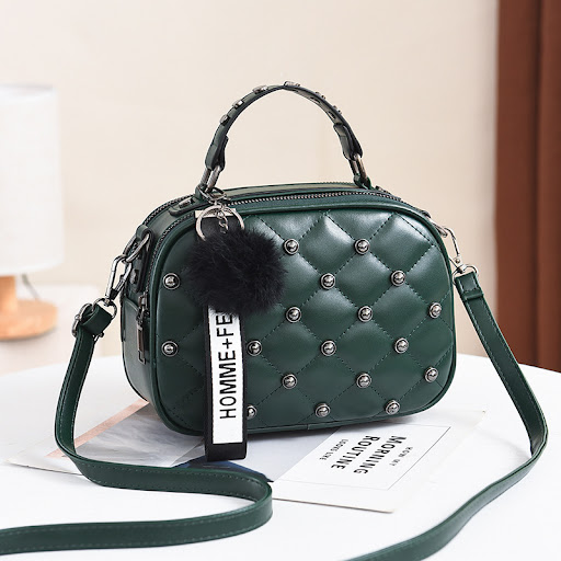 Title 13, Borsa a tracolla con borchie e tracolla Design ...