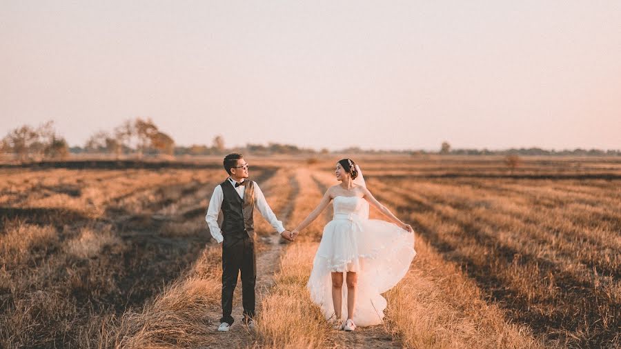 Fotografo di matrimoni Piroon Rukthongchai (tikpixs). Foto del 8 settembre 2020