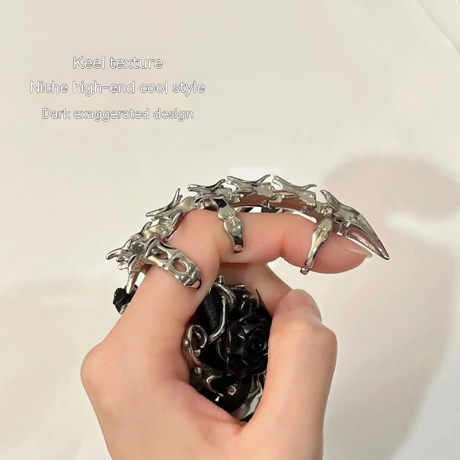Bague de mode gothique futuriste, froide et douce, pour un look cool et stylé. L'accessoire idéal pour un style avant-gardiste.