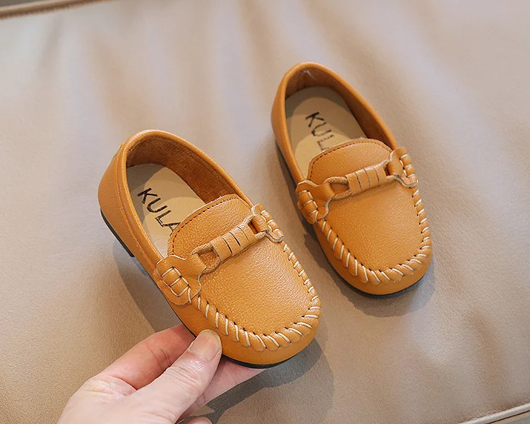 Kore tarzı günlük çocuk ayakkabısı, yumuşak tabanlı. Erkek bebekler için deri slip-on ayakkabılar. Kolay giyilir, rahat.