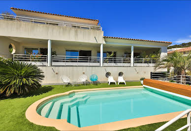 Villa with pool and garden 5