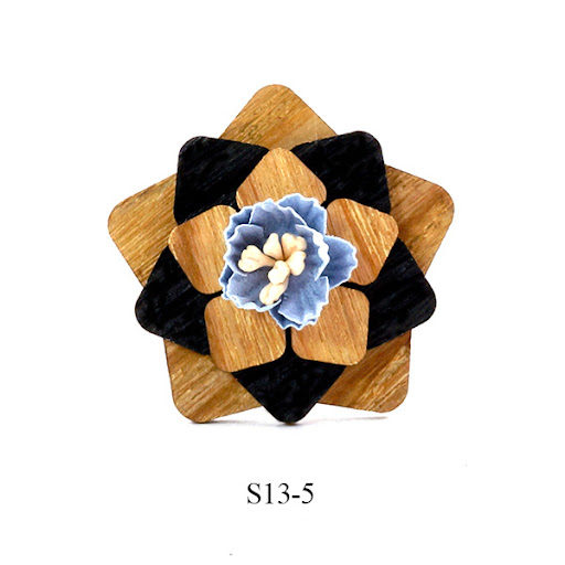 Title 4, Handgemaakte houten corsagebroche met colorbloc...