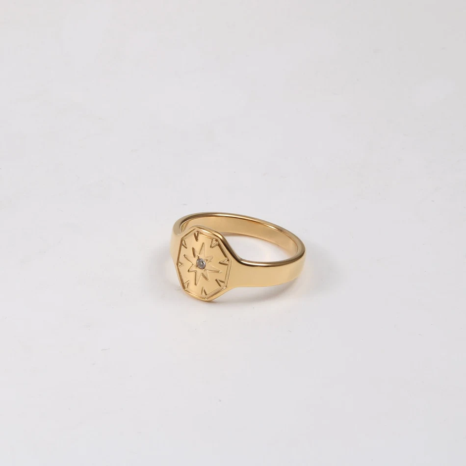 Lucky Star Ring Titanium Staal 18k Goud verguld. Een stijlvolle ring die geluk brengt. Duurzaam en elegant, een perfecte toevoeging aan jouw sieradencollectie.