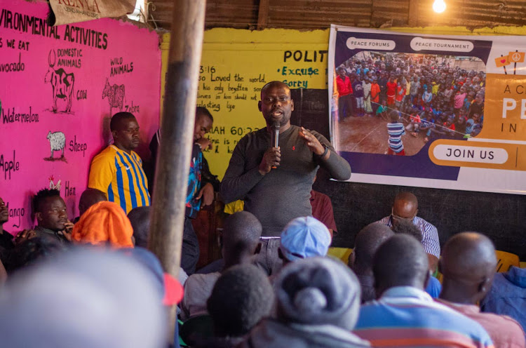 Imran Okoth speaking to the people of Kibra.