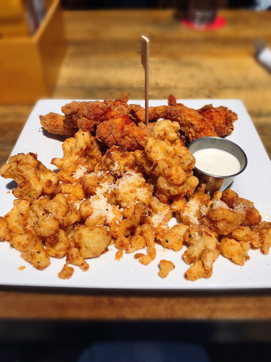 Gluten-free fried chicken tenders & cauliflower Parmesan bites with house-made ranch 👌🏼