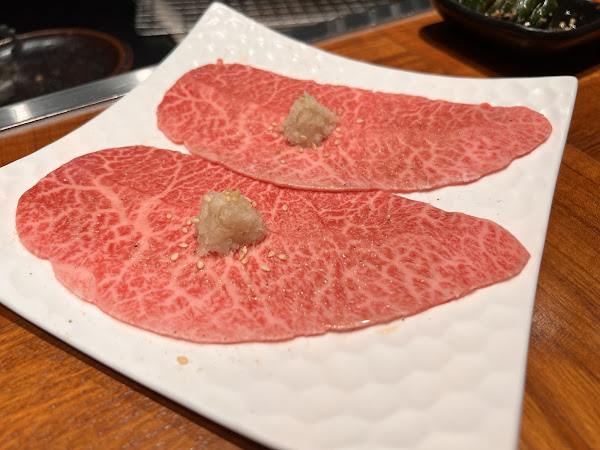 颱風天幸運候補到的機會！牛肉質量很高，Virgin cocktail選擇也多，喝酒不喝酒的朋友都合適！

餐廳基本消費是套餐，人均4000左右，預約需要每人1000訂金。另外也可以外加單點菜色，當晚吃