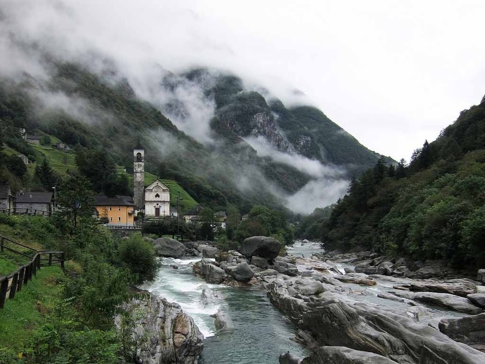 O cristalino Rio Verzasca entre a Suíça e a Itália