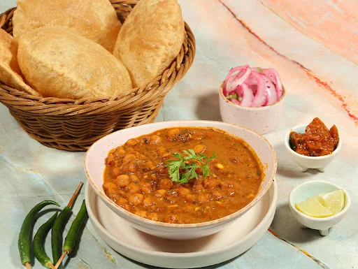 Chole With 4 Poori