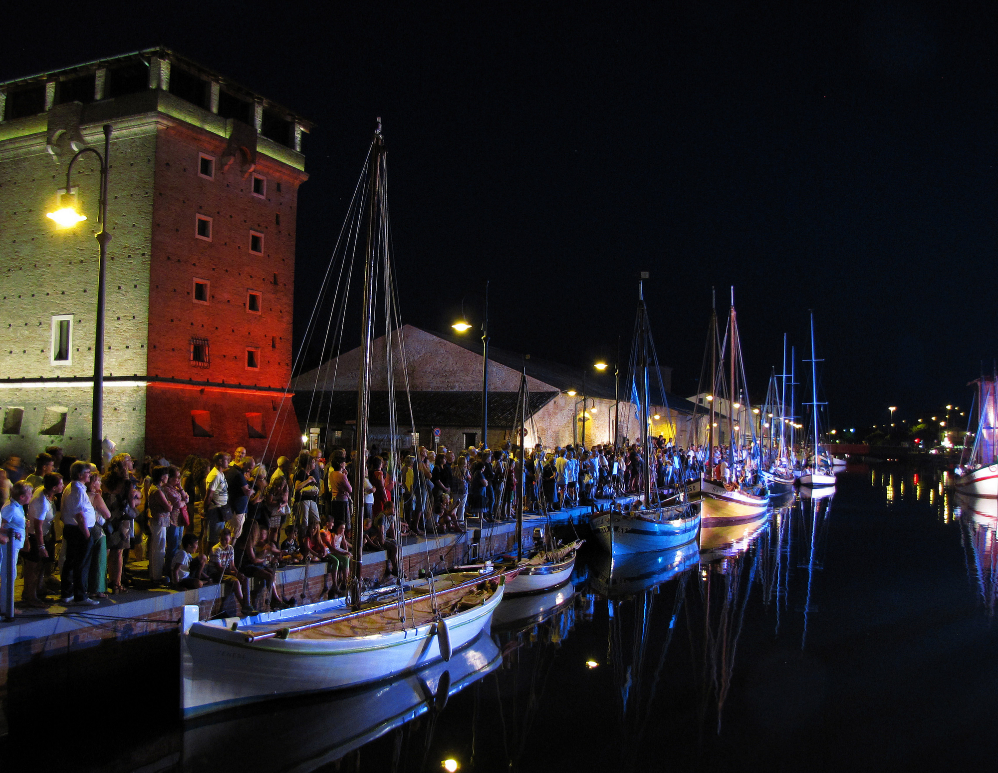 Notte d'estate in una città di mare di romano