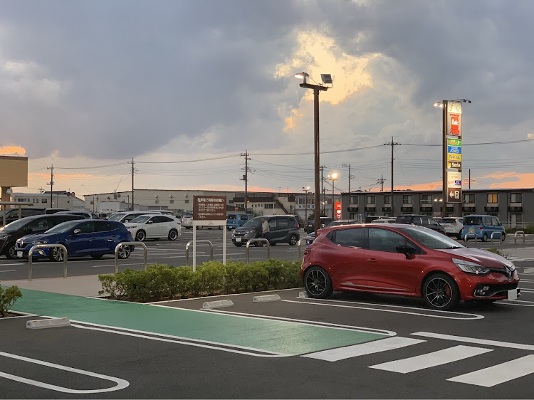 ルーテシアのルノー祭り・クリオ30周年・紅葉と愛車・立体駐車場・イリュージョンに関するカスタム事例の投稿画像6枚目