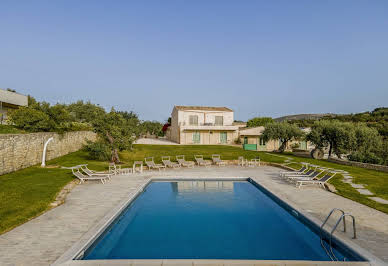 Corps de ferme avec jardin et piscine 2