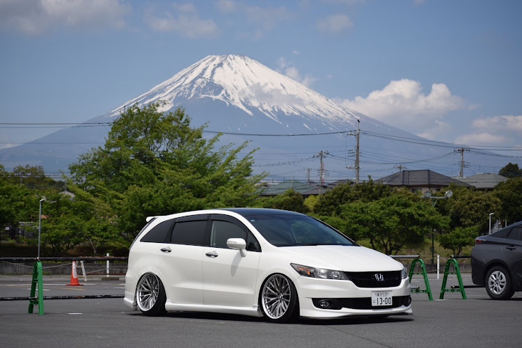 ストリームの新緑コラボ・ゴールデンウィーク・富士山と愛車に関するカスタム事例の投稿画像1枚目