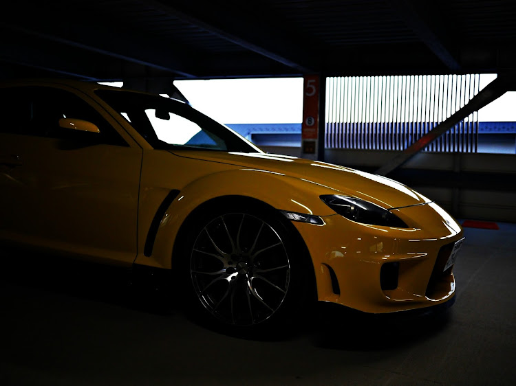 RX-8の黄色・フェンダー・立体駐車場・多賀城・妄想に関するカスタム事例の投稿画像1枚目