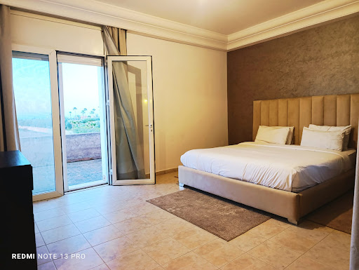Villa with pool and garden 4