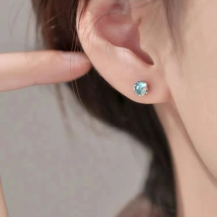 Pendientes de plata de ley con piedra lunar aguja para mujer, delicados y elegantes, un accesorio femenino de nicho que realza tu estilo.