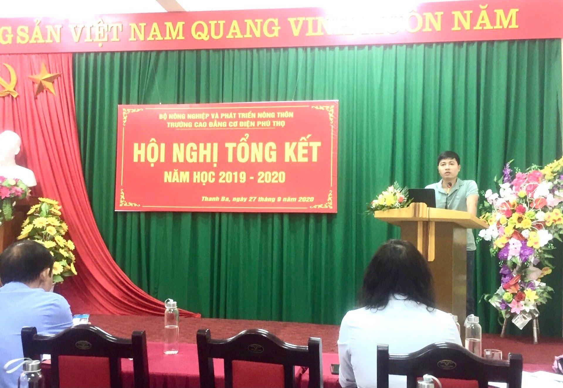 Hình ảnh có thể có: 1 người, đang ngồi và trong nhà