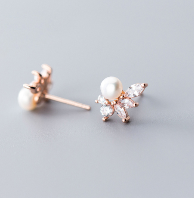 Bladvormige oorbellen met parels, voor een elegante glans. Perfect voor elke gelegenheid, ze voegen verfijning toe en accentueren je natuurlijke schoonheid.