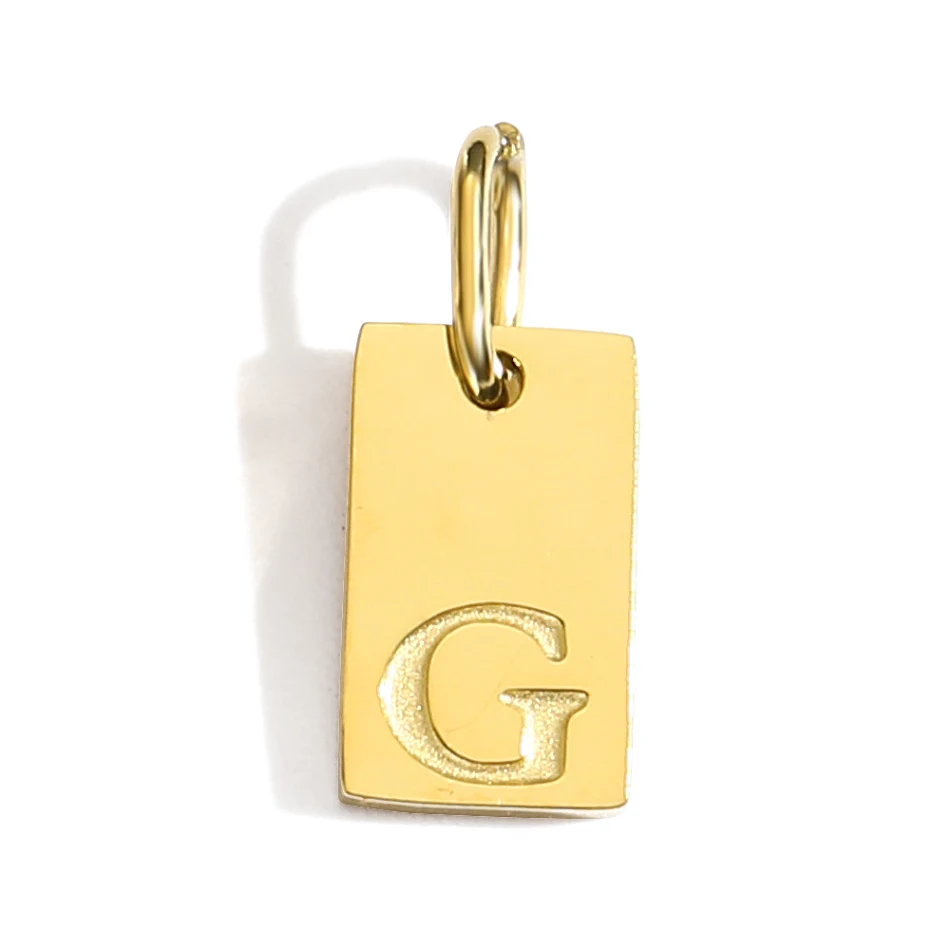Pendentif 26 lettres anglaises en acier inoxydable plaqué or, idéal pour personnaliser vos bijoux avec style.