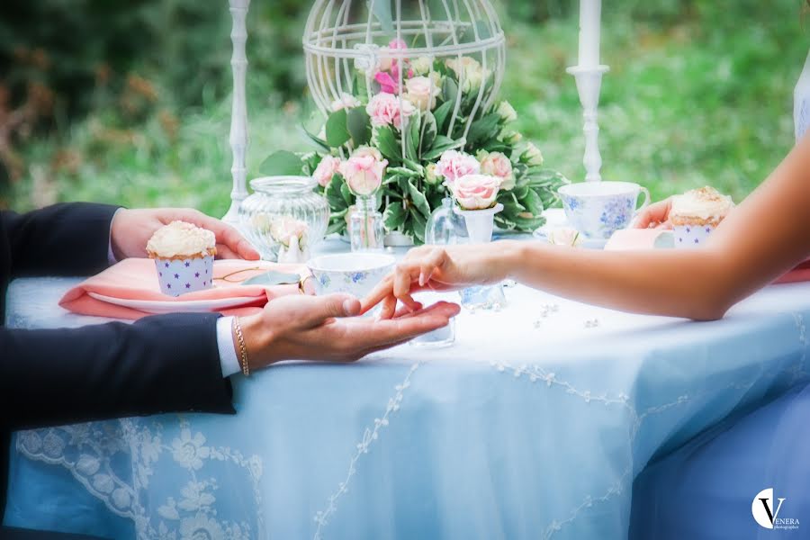 Fotógrafo de casamento Venera Voyuckaya (venerafoto). Foto de 31 de março 2016