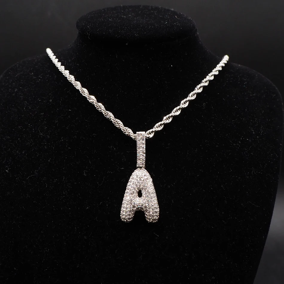 Colar com pingente de letra personalizado Seu nome ou inicial sempre perto do coração. Um acessório elegante e com significado para você ou para presentear.
