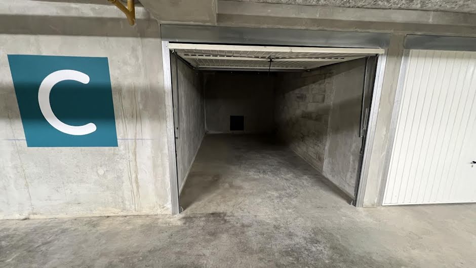 Vente parking  13 m² à Vaulx-en-Velin (69120), 9 500 €