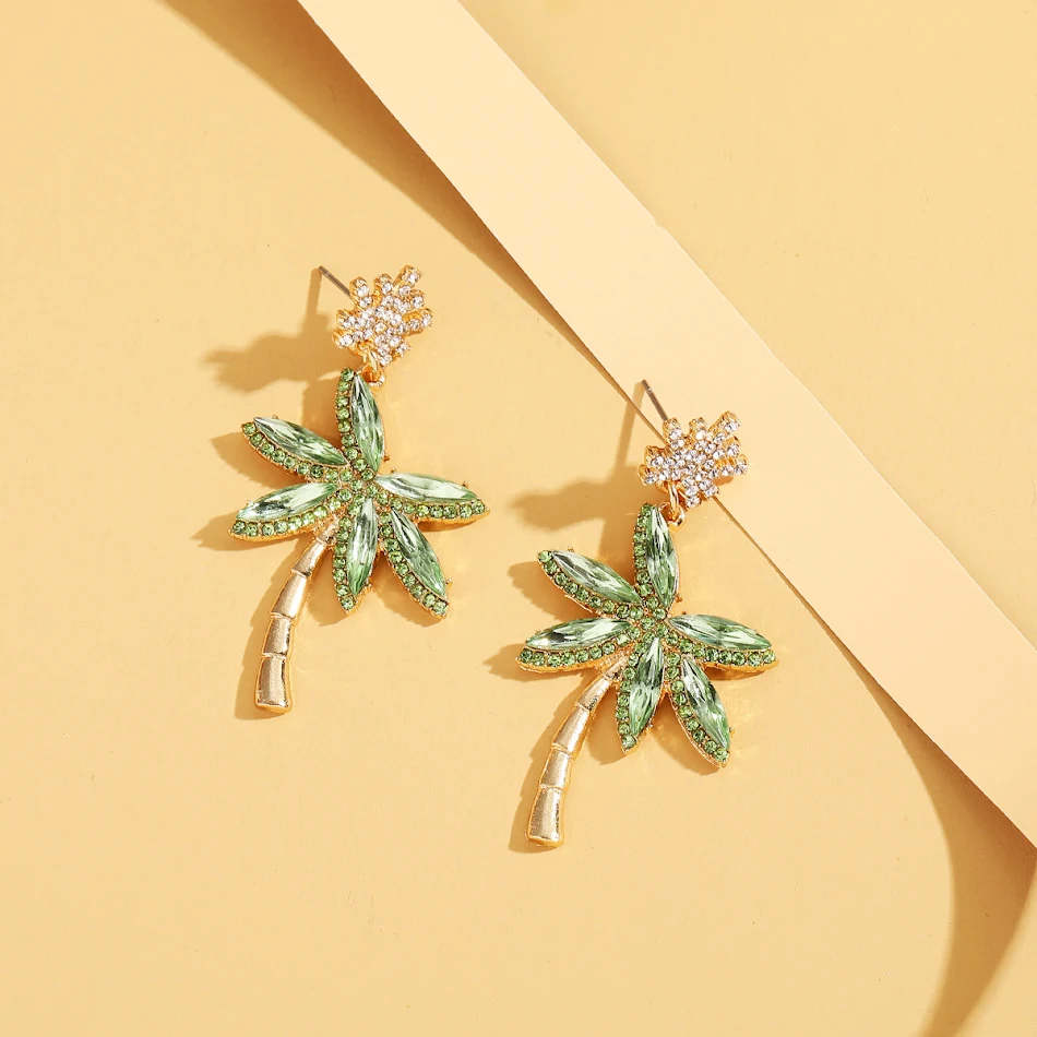 Brincos de coqueiro em liga estilo praia boêmia, perfeitos para um visual descontraído e cheio de personalidade, ideal para o verão e a praia.