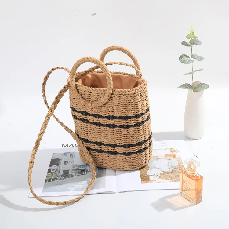 Bolsa de ombro de palha com novo estilo fashion, leve e versátil, ideal para o verão. Perfeita para praia, compras e uso diário.