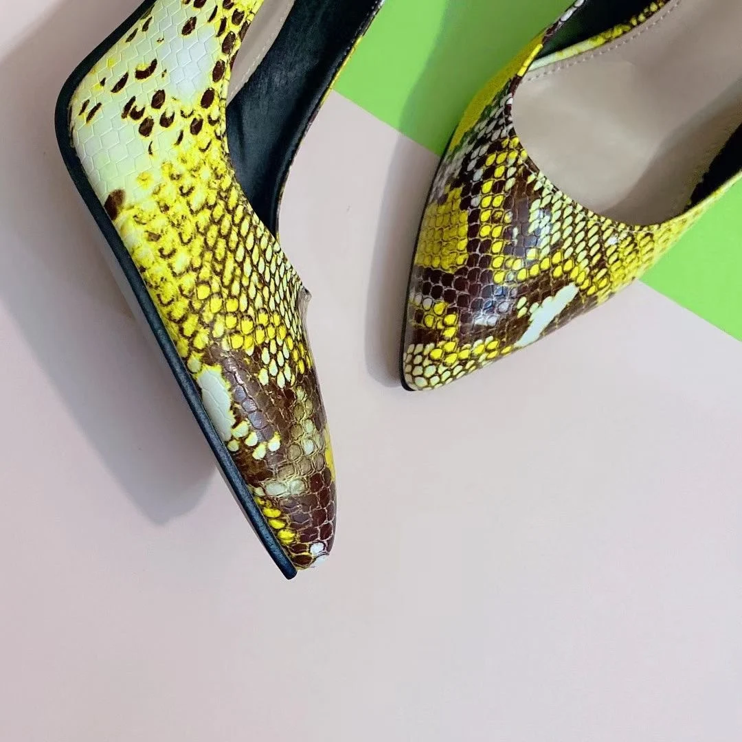 Title 3, Stilettohakken met gekleurde slangenprint en sp...