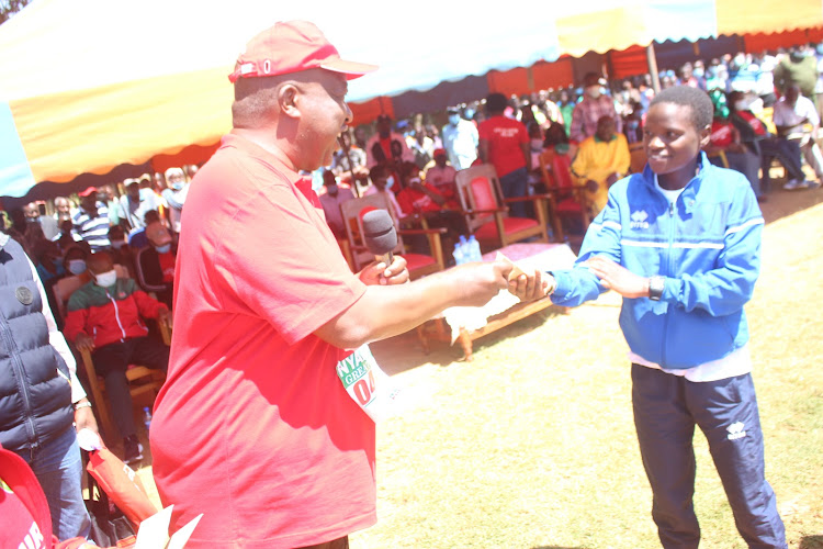 Nyamira Governor Amos Nyaribo awards Winfrida Moseti