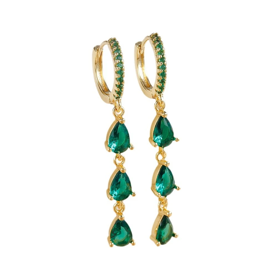 Boucles d'oreilles femme More Than Zircon en forme de goutte d'eau, design unique et élégant. Accessoire idéal pour sublimer votre style, légères et confortables.