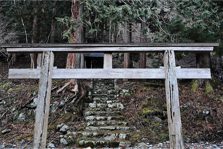 ジムニーの廃村・神社・雪はスローシャッターに関するカスタム事例の投稿画像3枚目