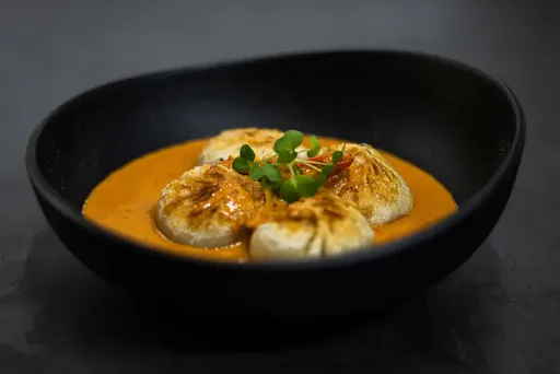 Chicken Kothey Momo With Thai Red Curry Gravy