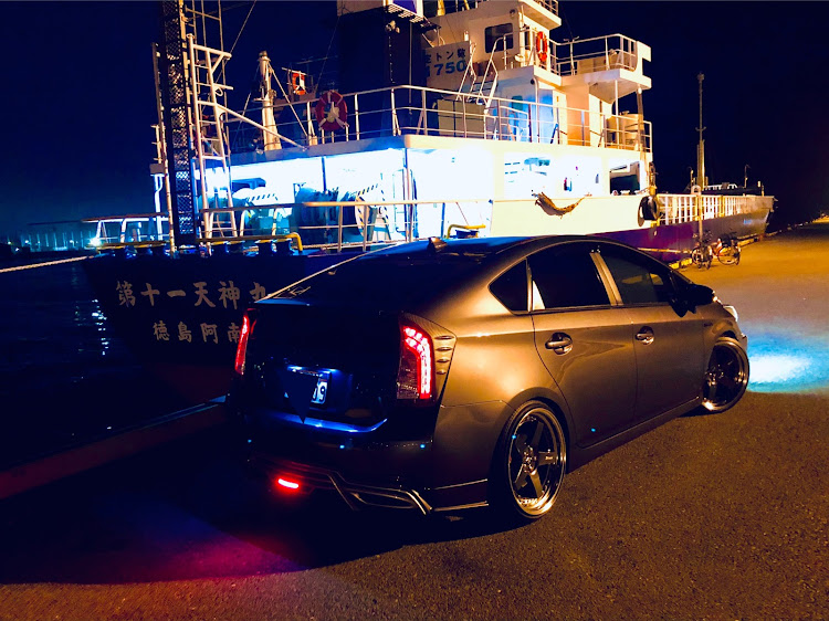 プリウスの箱崎埠頭・ストロベリームーン・夜景と愛車・舟とコラボに関するカスタム事例の投稿画像2枚目