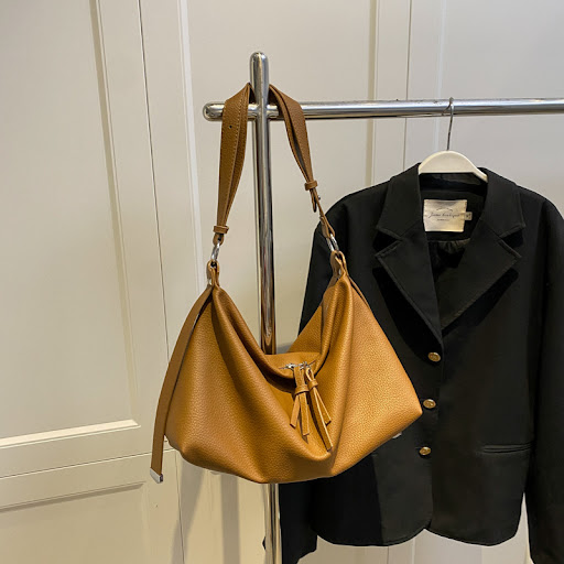 Title 4, Western-style cross-body tote bag for commuting...
