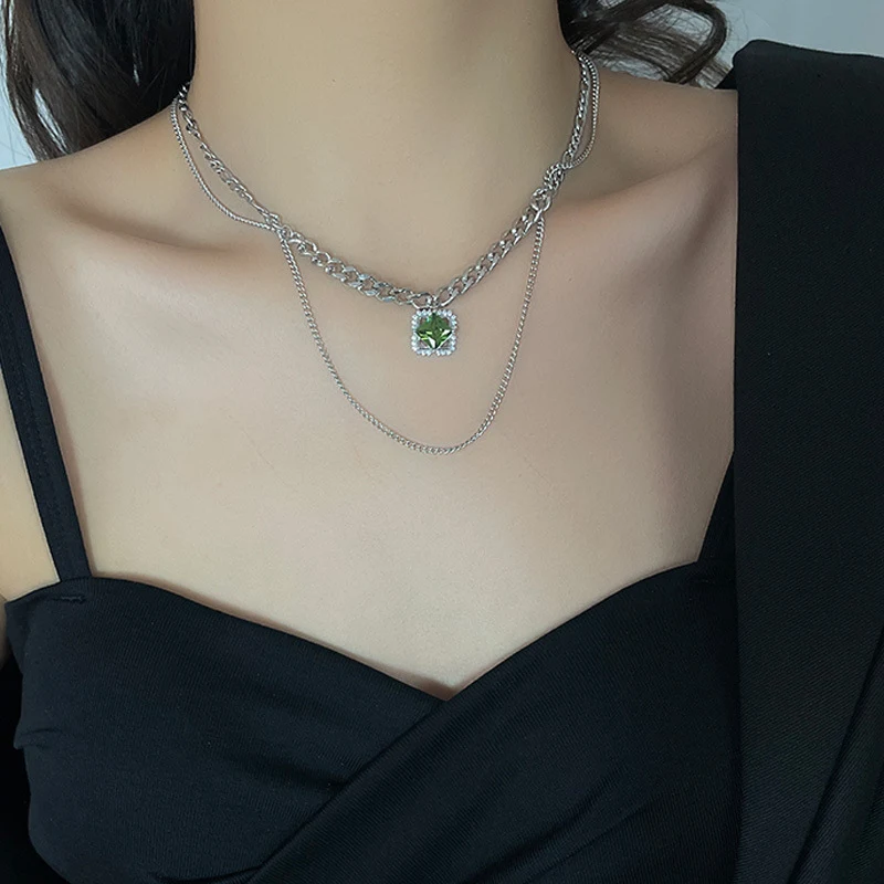 Collier pendentif diamant carré vert pour femmes. Un bijou élégant et raffiné pour sublimer votre décolleté, un cadeau idéal.