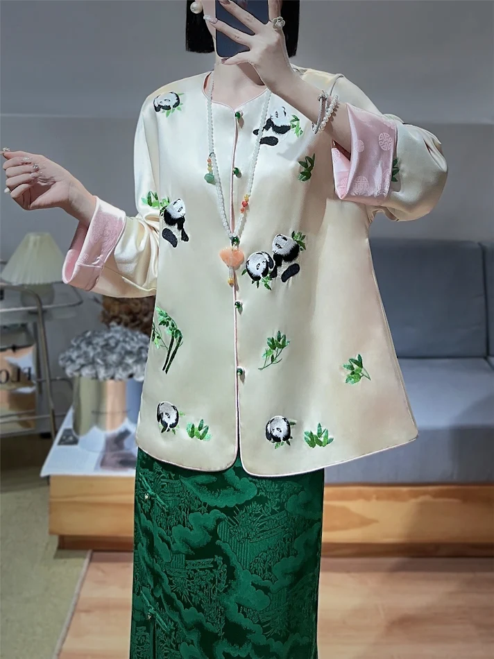 Cappotto donna con ricamo panda e contrasto di colore, top fashion per un look trendy e confortevole, perfetto per la stagione autunnale e invernale.