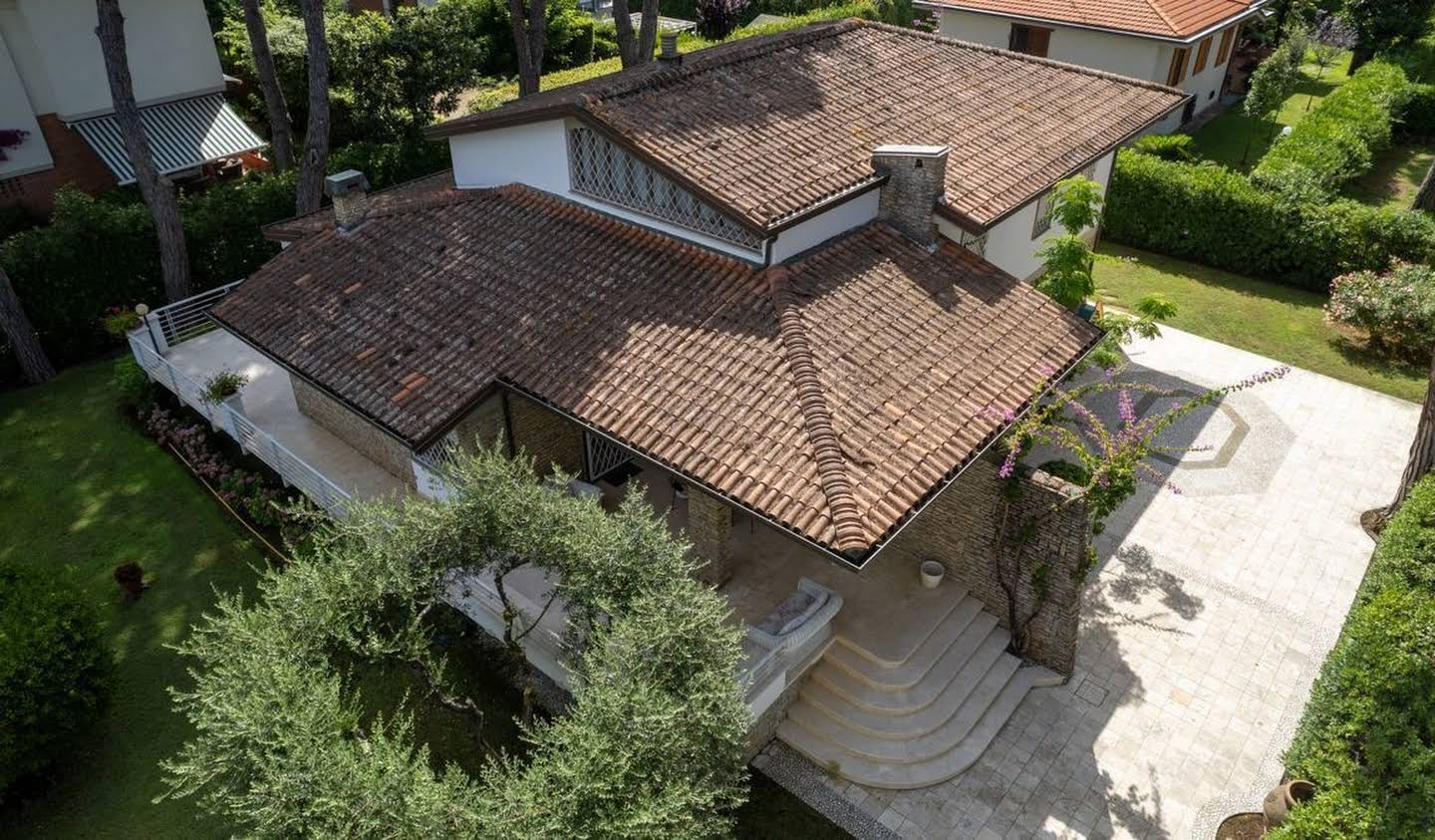 Villa with garden Camaiore