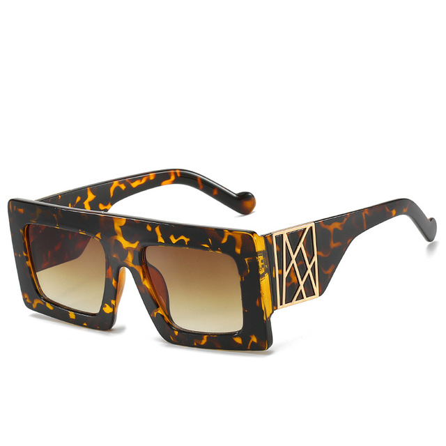 Lunettes de soleil carrées à branches épaisses avec visière. Protégez vos yeux du soleil et arborez un look audacieux et stylé en toute occasion.