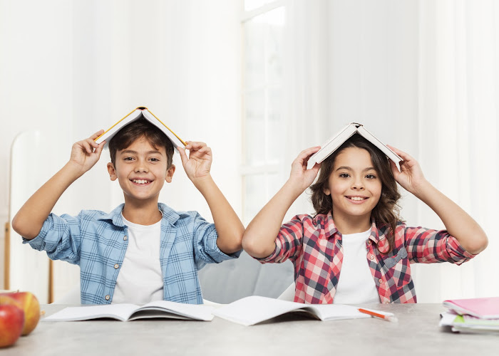 [크기변환]siblings-home-with-books-top-head.jpg