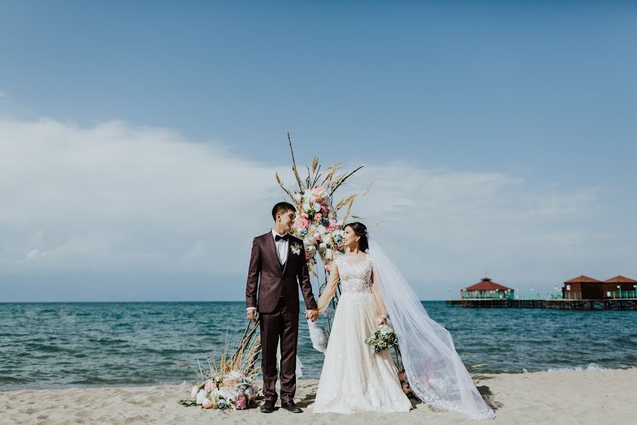 Fotógrafo de casamento Oksana Shuvalova (oksanashuvalova). Foto de 1 de agosto 2019