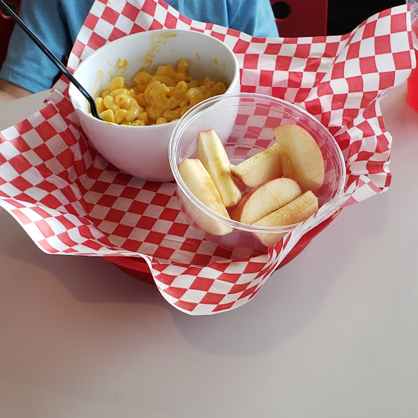 Mac & Cheese with apple slices