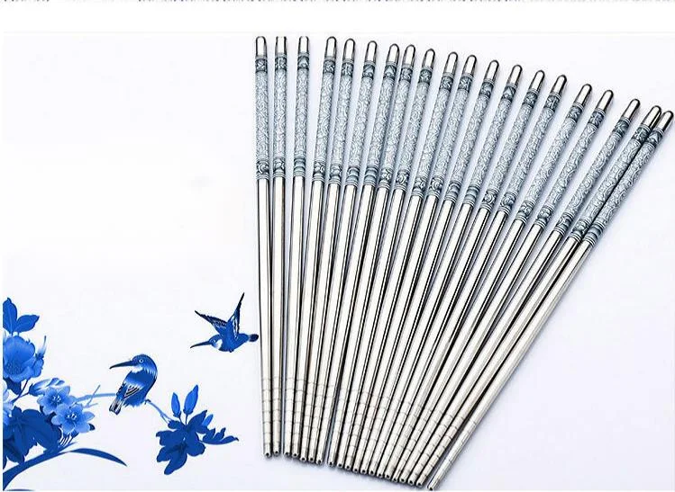 Palillos chinos de acero inoxidable porcelana azul y blanca. Elegancia y durabilidad para disfrutar de la cocina asiática con estilo y facilidad.