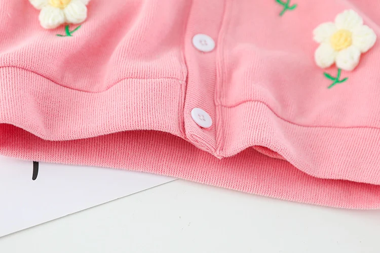 Conjunto de tres piezas para niños con cárdigan, top con cuello de muñeca y más. Perfecto para estilo y comodidad diario.
