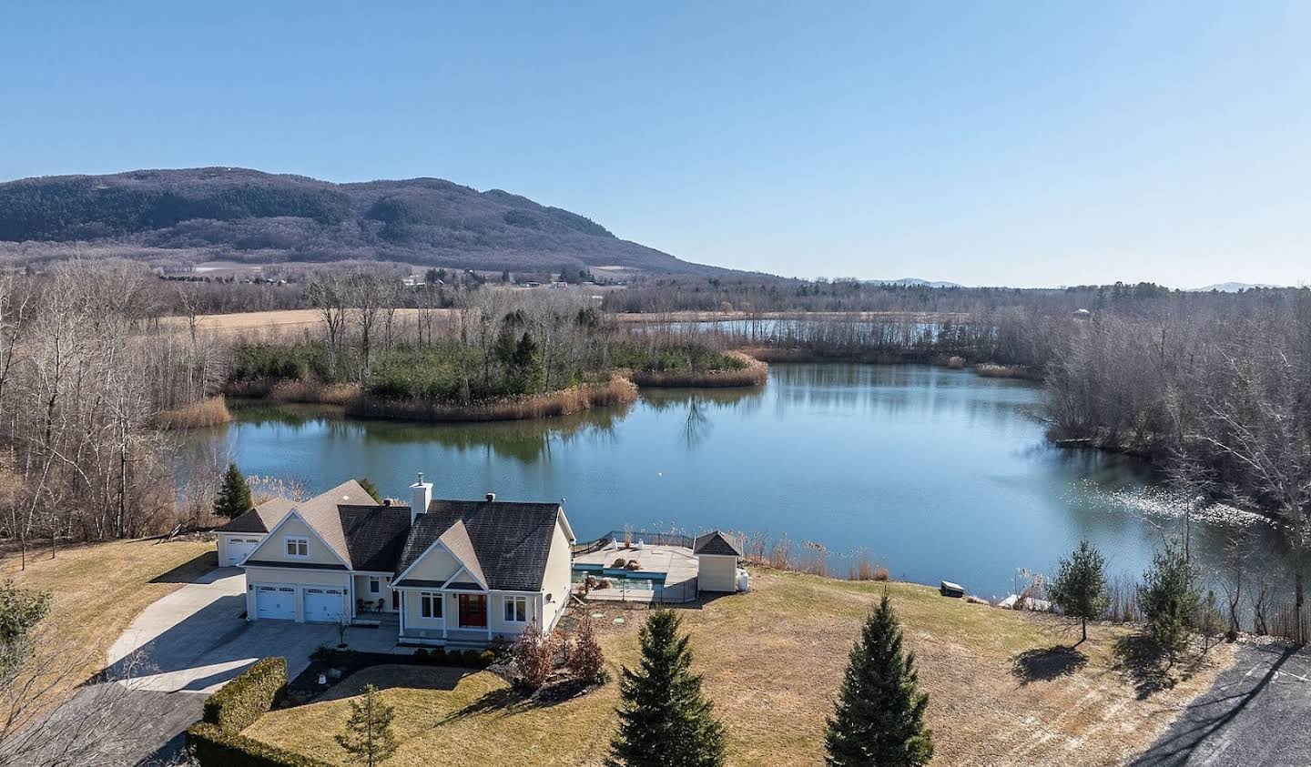 House with garden and terrace Saint-Paul-d'Abbotsford