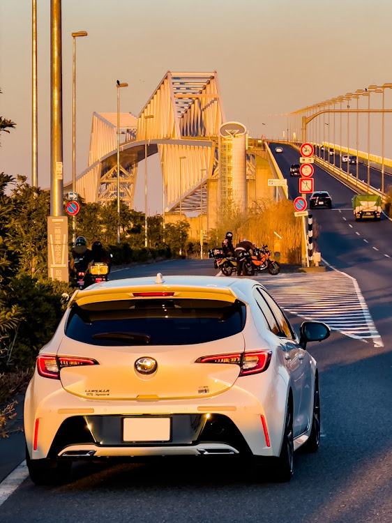 カローラスポーツのその姿に会いたい・哀愁漂う愛車・夕焼け前の東京シティビュー・鼓動デザインに関するカスタム事例の投稿画像4枚目
