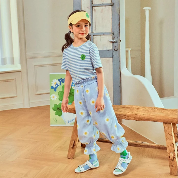 Ensemble de vêtements pour filles de dessins animés confort et style pour petites exploratrices. Ensembles branchés et amusants pour jouer et apprendre à la mode.
